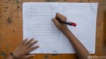 Mutiara, Siswa SD yang Tetap Semangat Belajar Online di Samping Gerobak Bakso