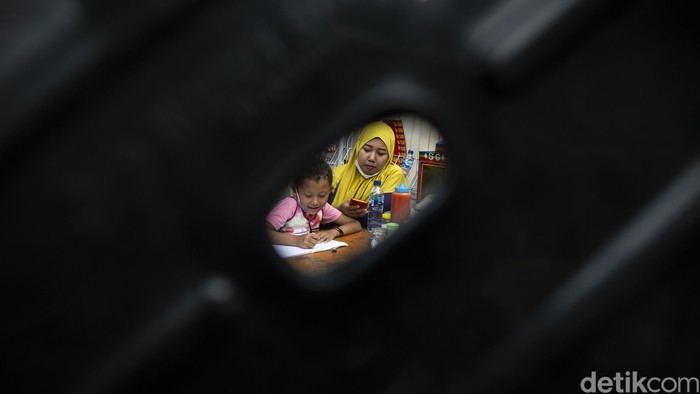 Pandemi membuat siswa harus belajar secara online. Mutiara (8) pun harus rela belajar di lapak bakso orangtuanya di Petojo, Jakarta.
