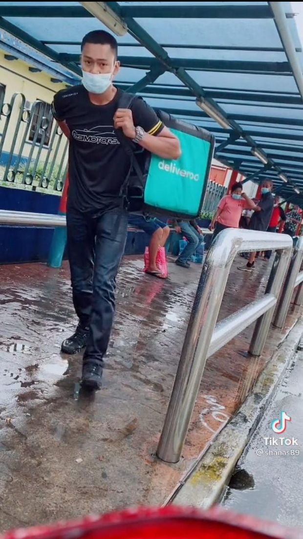 Mulia! Pria Ini Rela Menembus Hujan Demi Bagikan Makanan pada Gelandangan