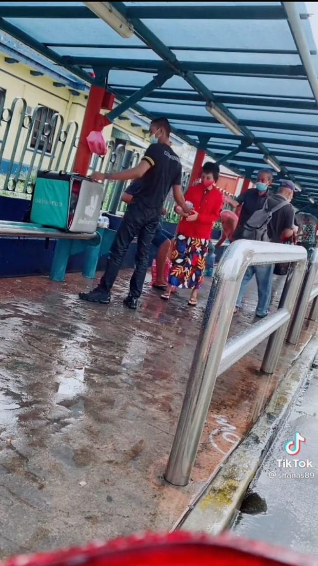 Mulia! Pria Ini Rela Menembus Hujan Demi Bagikan Makanan pada Gelandangan
