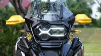 Menariknya, BMW R 1250 GS Adventure 40th Anniversary yang masuk lewat Handlebar ini, merupakan produk yang dibeli langsung dari dealer resmi BMW Motorrad di Jerman sana, sehingga motor ini diperuntukkan untuk pasar Eropa. Foto: Muhammad Hafizh Gemilang