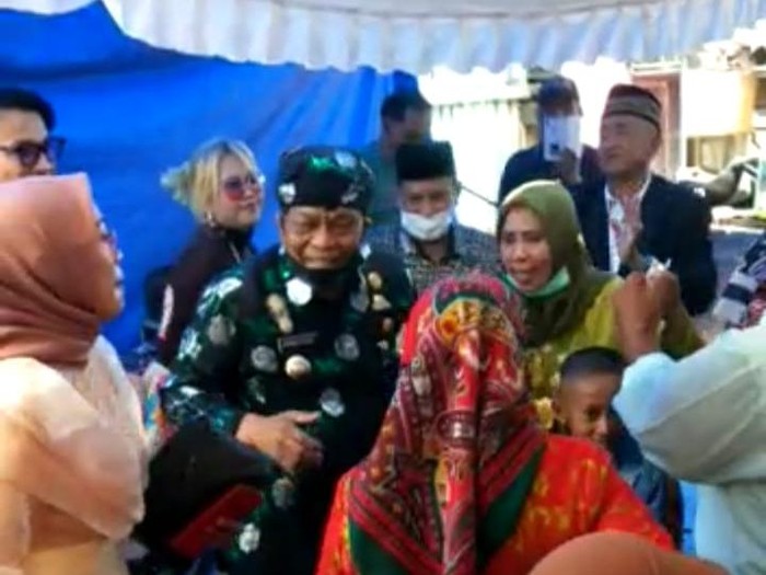 Bupati Donggal Kasman Lassa nyanyi dan joget di pesta pernikahan saat PPKM level 3. Kasman berdalih meningkatkan imun warga.