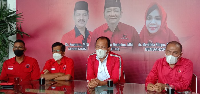 Bupati Humbahas, Dosmar Banjarnahor (kemeja putih-jaket merah)/ (Arfah-detikcom)