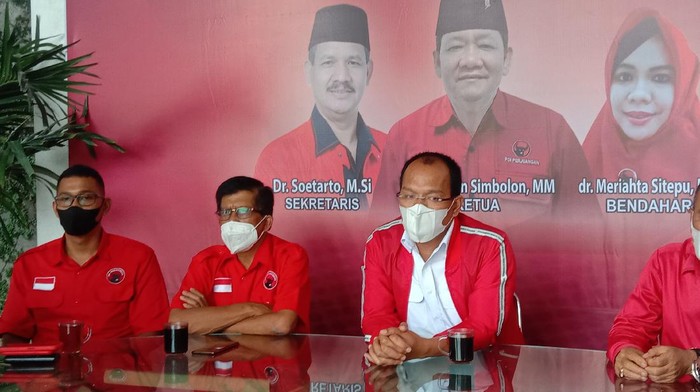 Bupati Humbahas, Dosmar Banjarnahor (kemeja putih-jaket merah)/ (Arfah-detikcom)