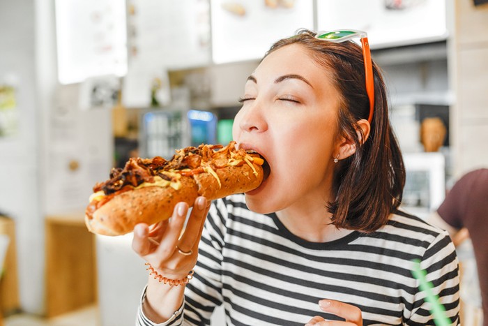 Cara makan hot dog yang benar Cara makan hot dog yang benar agar tidak berantakan.