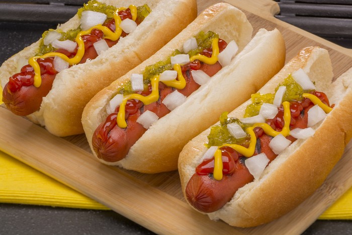 Cara makan hot dog yang benar agar tidak berantakan.