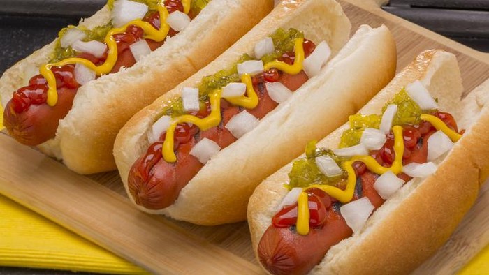 Cara makan hot dog yang benar agar tidak berantakan.