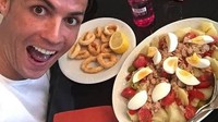 Dinobatkan sebagai salah satu pesepakbola dengan bayaran termahal di dunia, Cristiano Ronaldo cukup aktif mengunggah berbagai aktivitas kesehariannya di Instagram. Termasuk momen-momennya saat bersantai dan cicip makanan. Foto: Instagram Cristiano Ronaldo