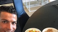 Pesepakbola berusia 36 tahun ini bisa dibilang tak pernah absen dalam mencicipi hidangan enak. Aneka nasi dengan cumi, salad, sampai roti dengan butter jadi menu makan siangnya. Foto: Instagram Cristiano Ronaldo