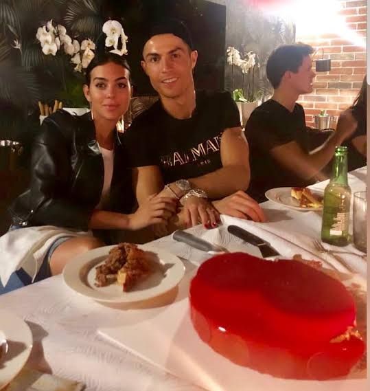 Cristiano Ronaldo Jaga Tubuhnya Tetap Atletis Meski Sering Makan Enak