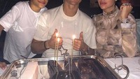 Benar-benar sosok yang sayang dan mengutamakan keluarga, Ronaldo tampil santai dengan putra dan pasangannya saat makan malam bersama. Foto: Instagram Cristiano Ronaldo