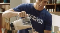 Disebut sebagai influencer, Ronaldo eksis jadi bintang iklan produk makanan dan minuman tentunya dengan bayaran yang sangat mahal. Foto: Instagram Cristiano Ronaldo