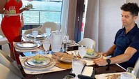  Begini romantis dan mesranya Ronaldo dan sang pasangan, Georgina saat liburan bareng di yacht dengan menu makanan yang mewah. Foto: Instagram Cristiano Ronaldo