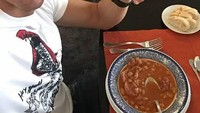 Sarapan pasang pose kece, ada sup kacang dengan irisan daging dan roti tawar sebagai menu spesial untuk Ronaldo. Foto: Instagram Cristiano Ronaldo