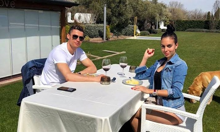Cristiano Ronaldo Jaga Tubuhnya Tetap Atletis Meski Sering Makan Enak