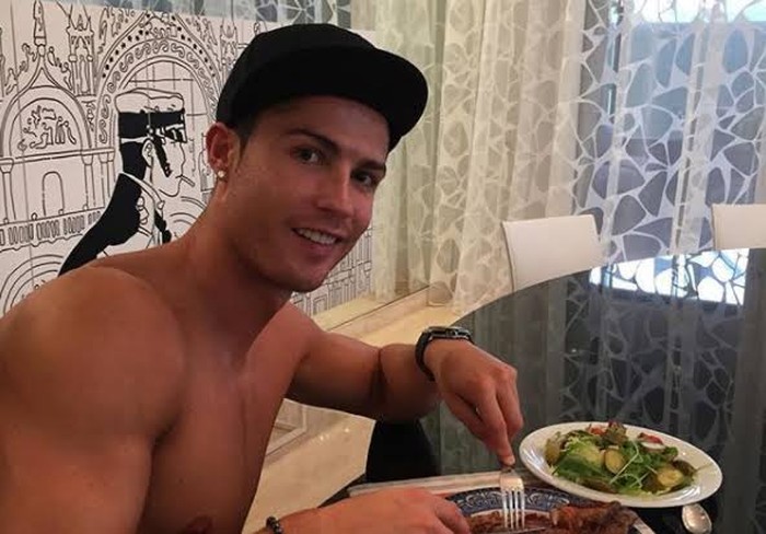 Cristiano Ronaldo Jaga Tubuhnya Tetap Atletis Meski Sering Makan Enak Cristiano Ronaldo Jaga Tubuhnya Tetap Atletis Meski Sering Makan Enak