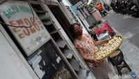 Para pelaku industri rumahan bakpia terpaksa merumahkan empat pekerjanya.