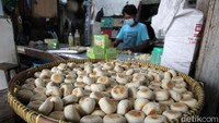 Sebelum pandemi dan penerapan PSBB ketat pada tahun 2020 dalam seminggu industri rumahan bakpia mampu memproduksi hingga 500 kotak bakpia pathuk dalam seminggu, dan untuk saat ini hingga perpanjangan PPKM Level 4, dalam seminggu hanya memproduksi 50 kotak bakpia pathuk.