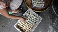 Pelaku usaha industri rumahan bakpia pathuk sedang menyelesaikan pembuatan pesanan bakpia pathuk di industri rumahan bakpia pathuk 526 sedulur, Kota Yogyakarta, Jumat (27/8/2021).