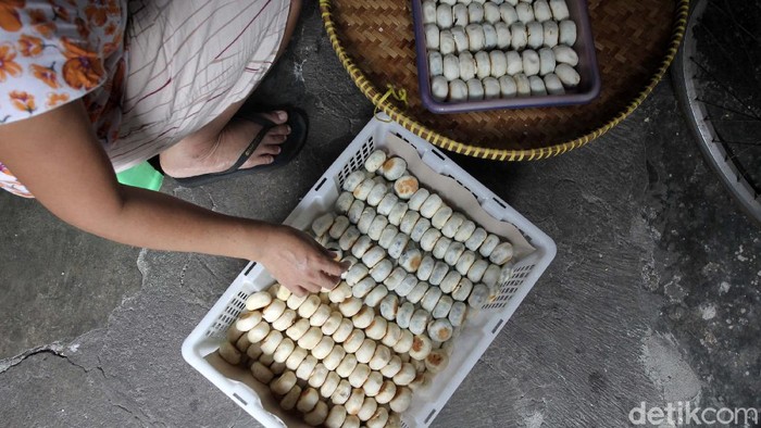 Dampak Pandemi Produksi Bakpia Turun 90 Persen Pandemi COVID-19 yang telah terjadi lebih dari setahun ini ikut menghantam industri bakpia. Produksi bakpia turun hingga 90%.