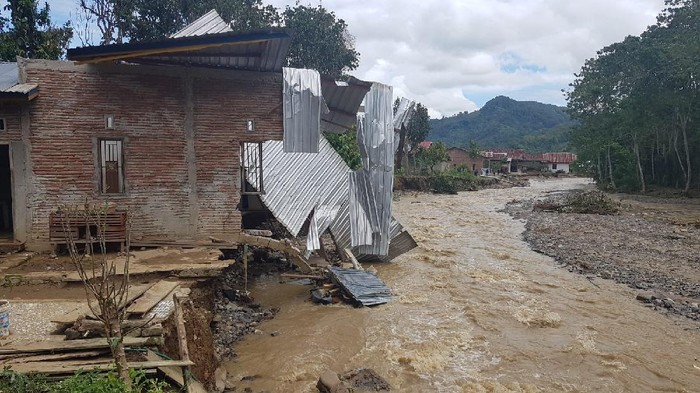 Desa terisolasi akibat banjir dan tanah longsor di Polman, Sulbar. (dok. Istimewa)