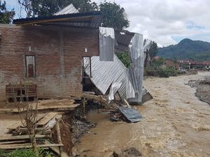 1 Desa Terisolasi Akibat Banjir-Tanah Longsor di Polman Sulbar