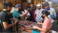 Desa Wisata Tenganan Pegringsingan di Kabupaten Karangasem punya karakteristik sebagai destinasi budaya. Selain pesona alam perbukitan yang indah, ada kerajinan tenun langka yang hanya ada di tiga tempat di dunia, yaitu Tenung Gringsing. (Jadesta)