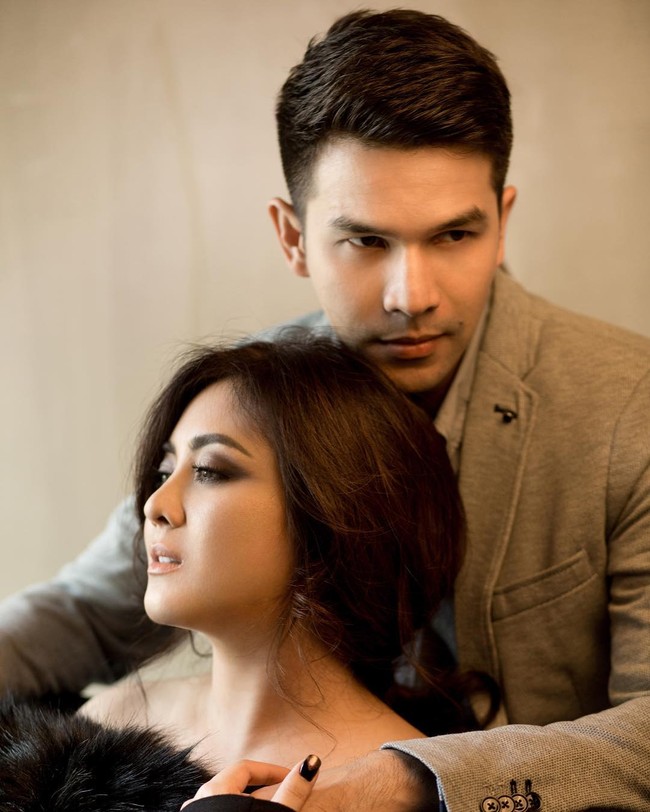 Dhena belum memberikan keterangan kepada media mengenai kasus dugaan KDRT yang sudah dilaporkan sejak Mei 2021 tersebut. Diketahui bahwa sebelumnya ia sudah dua kali dipanggil tapi baru datang kali ini. Foto: Instagram @dhenafrizzy