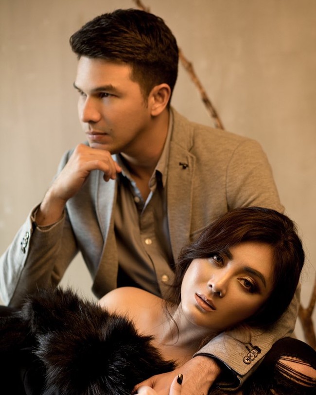 I would rather spend one lifetime with you, than face all the ages of this world alone. I love you and thats the beginning and end of everything @ijonkfrizzy, tulisnya di postingan lain. Foto: Instagram @dhenafrizzy