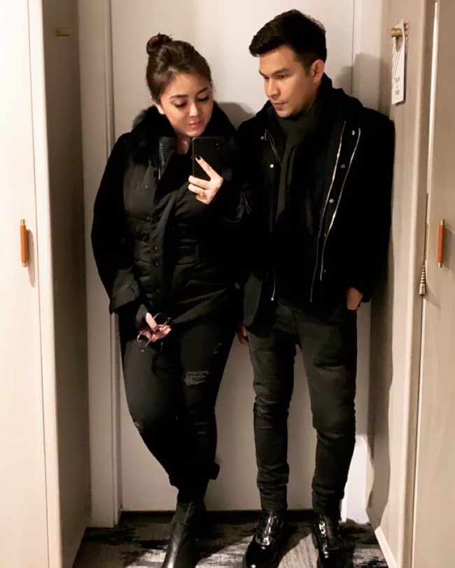 Aku sangat bersyukur untuk kamu, komitmenmu kepadaku, untuk cintamu dan kesabaranmu. Cheers untuk tahun-tahun yang akan datang, untuk menua bersama di bawah panduan dan berkah Tuhan, tulisnya. Foto: Instagram @dhenafrizzy