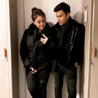 Aku sangat bersyukur untuk kamu, komitmenmu kepadaku, untuk cintamu dan kesabaranmu. Cheers untuk tahun-tahun yang akan datang, untuk menua bersama di bawah panduan dan berkah Tuhan, tulisnya. Foto: Instagram @dhenafrizzy