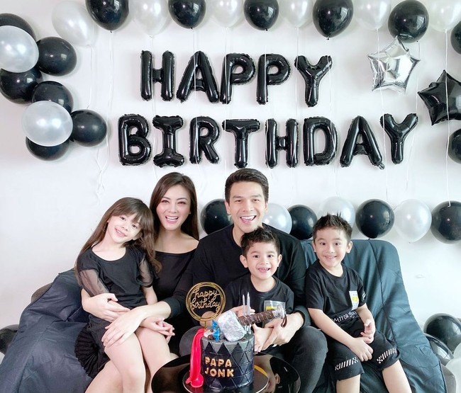 Mereka terlihat kompak ketika merayakan ulang tahun Ijonk yang digelar di rumah karena pandemi Corona. Foto: Instagram @dhenafrizzy
