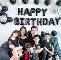 Mereka terlihat kompak ketika merayakan ulang tahun Ijonk yang digelar di rumah karena pandemi Corona. Foto: Instagram @dhenafrizzy