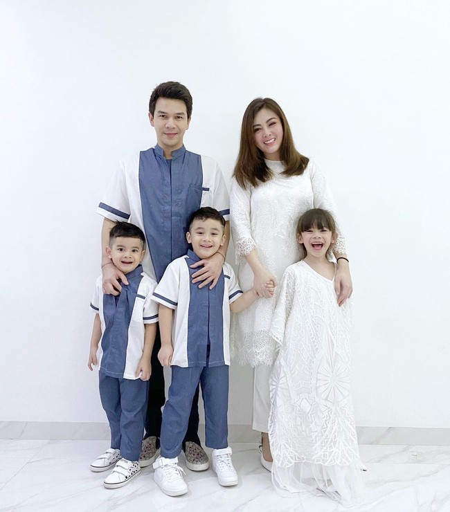 Meski begitu, foto kebersamaan mereka masih bisa ditemukan di media sosial masing-masing. Dhena terakhir kali mengunggah foto bersama Ijonk di hari Lebaran tahun ini. Mereka terlihat kompak dengan seragam keluarga. Foto: Instagram @dhenafrizzy