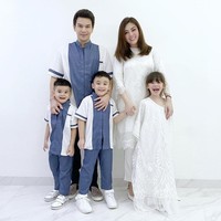 Meski begitu, foto kebersamaan mereka masih bisa ditemukan di media sosial masing-masing. Dhena terakhir kali mengunggah foto bersama Ijonk di hari Lebaran tahun ini. Mereka terlihat kompak dengan seragam keluarga. Foto: Instagram @dhenafrizzy