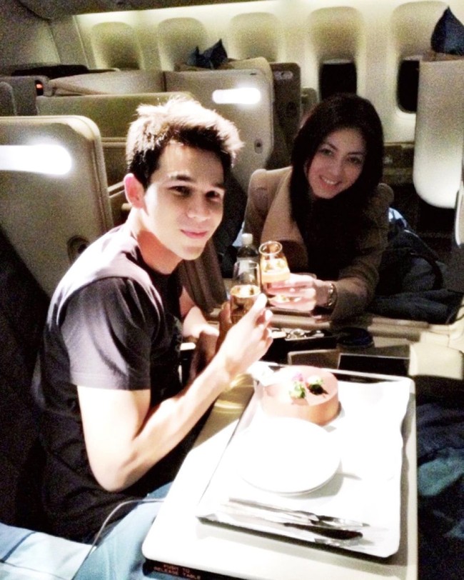 Sebelumnya Dhena Devanka cukup sering mengungkapkan perasaan cintanya pada Jonathan Frizzy ketika mengunggah foto kemesraan mereka. Saat ulang tahun pernikahan mereka yang kedelapan tahun lalu, ibu tiga anak itu sempat mengungkap rasa syukurnya pada sang suami. Foto: Instagram @dhenafrizzy