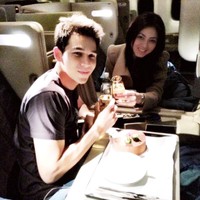 Sebelumnya Dhena Devanka cukup sering mengungkapkan perasaan cintanya pada Jonathan Frizzy ketika mengunggah foto kemesraan mereka. Saat ulang tahun pernikahan mereka yang kedelapan tahun lalu, ibu tiga anak itu sempat mengungkap rasa syukurnya pada sang suami. Foto: Instagram @dhenafrizzy