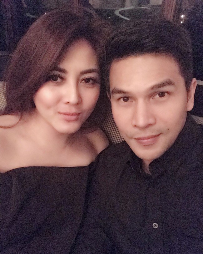 Istri pesinetron Jonathan Frizzy, Dhena Devanka, baru saja memenuhi panggila Polres Metro Jakarta Selatan atas laporan kasus KDRT yang dilayangkannya. Tadi pagi, Dhena terlihat didampingi oleh beberapa kuasa hukum.  Foto: Instagram @dhenafrizzy