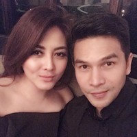 Istri pesinetron Jonathan Frizzy, Dhena Devanka, baru saja memenuhi panggila Polres Metro Jakarta Selatan atas laporan kasus KDRT yang dilayangkannya. Tadi pagi, Dhena terlihat didampingi oleh beberapa kuasa hukum.  Foto: Instagram @dhenafrizzy