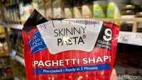 Dari kategori mie dan pasta, pengunjung bisa beli shirataki, ramen labu, hingga pasta konjac di sini. 