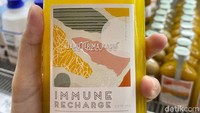 Bergeser ke rak minuman, kamu juga bisa jajan jamu sehat dan segar di sini. Ada jamu untuk Immune Recharge, Glow & Dazzle, hingga Digize Detox. Harganya sekitar Rp 39 ribu per botol.
