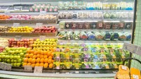 Di rak buah impor juga ditawarkan aneka fresh juice buatan Growell Whole Foods. Dengan Rp 100 ribu, pengunjung bisa dapat 3 botol jus. Pilihan rasanya beragam, termasuk pepaya, alpukat, melon, hingga kelapa.