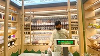 Fasilitas menarik dari supermarket premium ini adalah Make Your Own Nut Butter. Pengunjung bisa meracik selai kacang sendiri di sini. Varian favoritnya adalah selai almond.