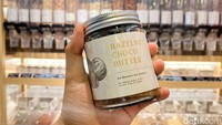 Untuk komposisi 200 gram selai hazelnut dark chocolate, pegawai meraciknya dari 150 gram hazelnut dan 50 gram dark chocolate berbentuk melts couverture. Harganya sekitar Rp 123.400.