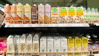 Lalu ada juga rak susu nabati yang menarik perhatian di sini. Pengunjung bisa beli susu almond, susu kedelai, dan susu oat di sini.