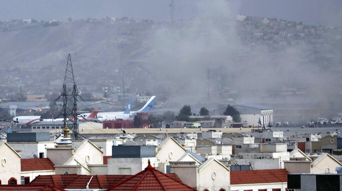 Bom Bunuh Diri terjadi di Bandara Kabul, Ibu Kota Afghanistan. ISIS pun mengklaim bertanggung jawab atas serangan yang tewaskan puluhan warga Afghanistan itu.
