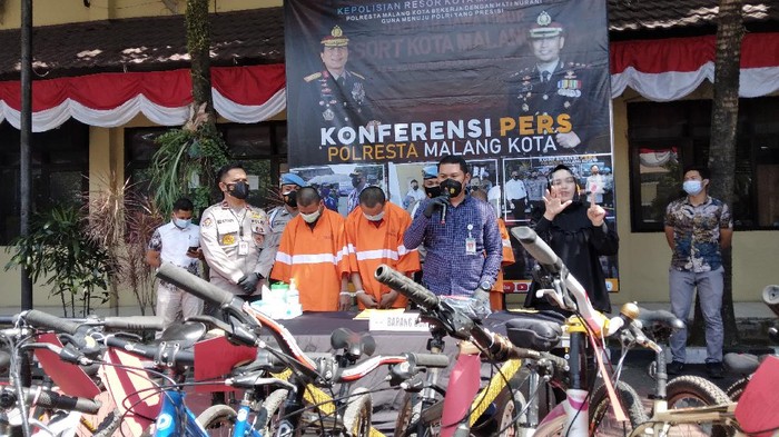dua pencuri sepeda dan pengembalian sepeda kepada korban