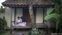 Dengan dorongan dari hati nuranni, Pasangan yang sudah memliki 3 orang anak tersebut akhirnya membawa Aisyah kerumah mereka dan menjadikan Aisyah bagian dari keluarga mereka.