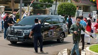 Setibanya Anies di lokasi langsung disambut beragam spanduk yang berisi penolakan pembangunan Masjid At-Tabayun di ruang terbuka hijau itu.