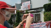 Spanduk kontra-pembangunan masjid juga masih terpasang di sekeliling area pembangunan masjid dan rumah warga. Spanduk itu hingga kini juga masih terpasang di depan rumah-rumah warga yang kontra dengan pembangunan masjid di lokasi itu.